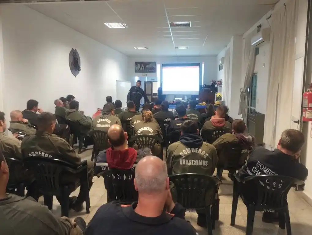 Capacitación continua de los Bomberos Voluntarios de Chascomús: Enfoque en el Rescate Acuático