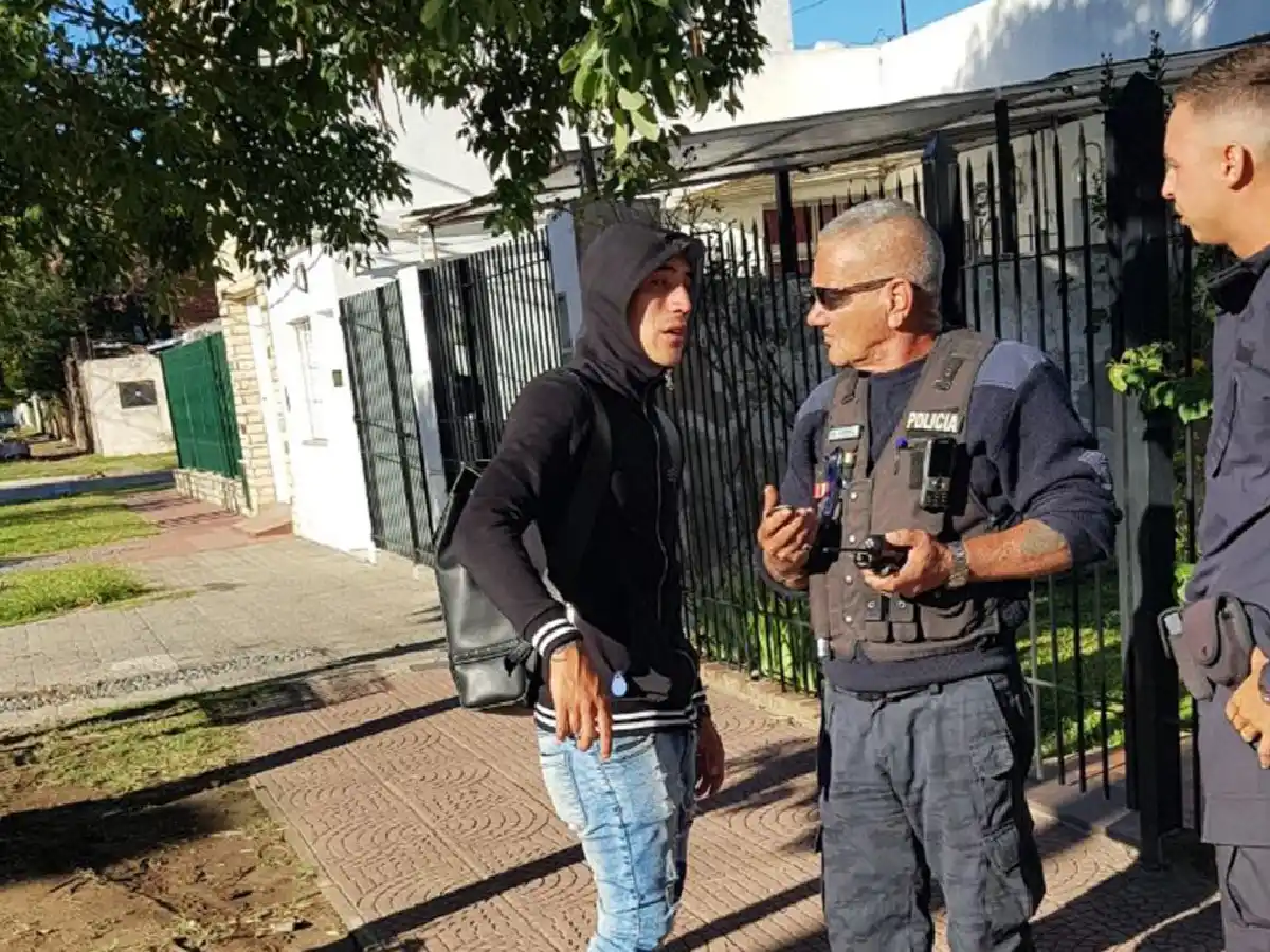 Centurión pasó un semáforo rojo, se negó al control y quiso coimear al policía