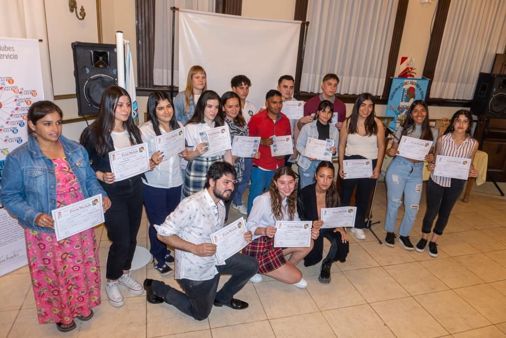 Un aplauso bien grande para los estudiantes reconocidos con el Premio Alberdi