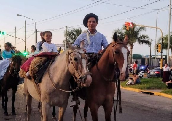 ¡Julieta y su papá en el Desfile del Fortín!