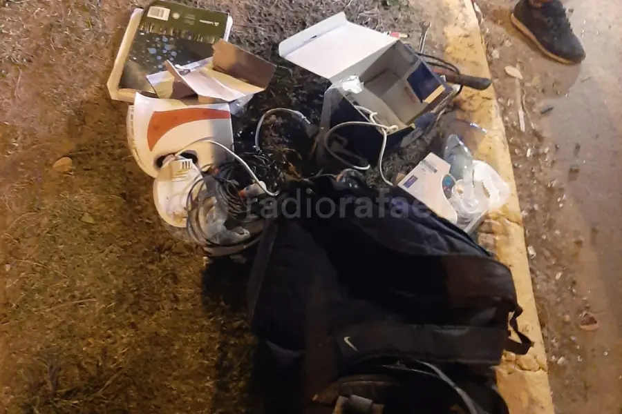 Detuvieron a dos sujetos en actitud sospechosa, llevando una mochila con elementos varios
