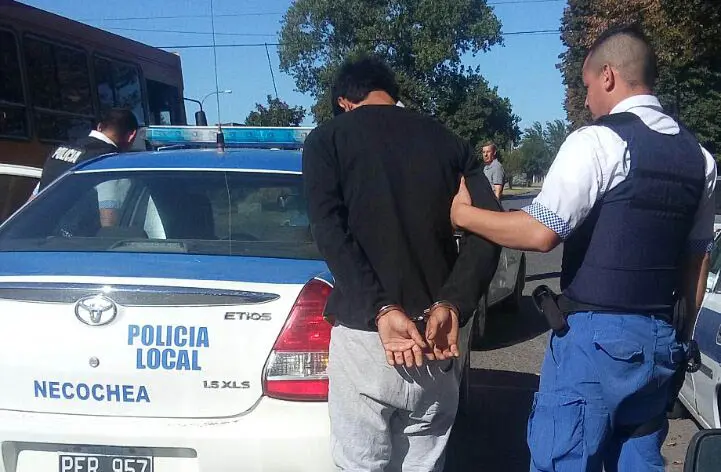 Atraparon a ladrones que arrebataron dos carteras