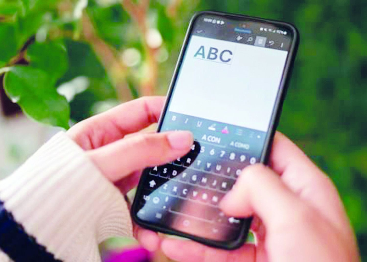 Capacitación. Uno de los talleres está orientado al uso del celular