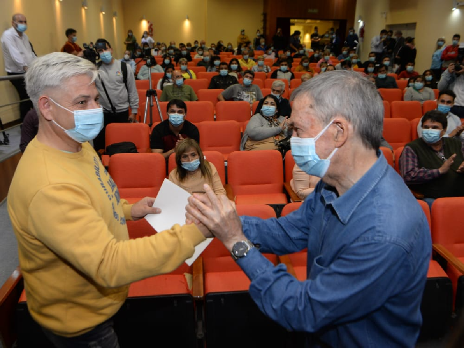 Familias de Brinkmann recibieron créditos del Banco de la Gente