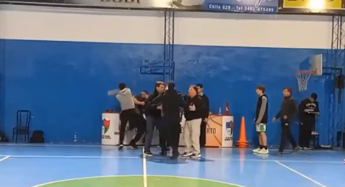 Momento en el que el hincha golpea al árbitro