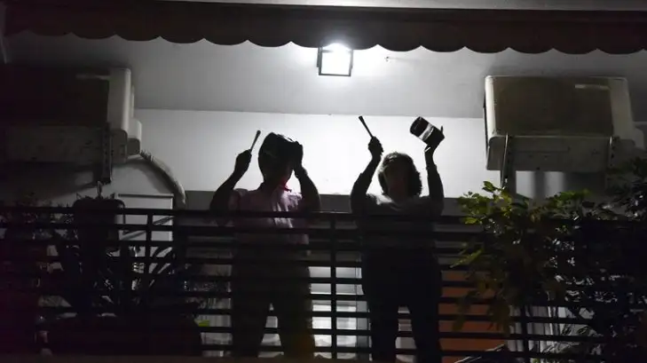En distintos lugares del país se llevó a cabo un cacerolazo en repudio de la libertad condicional de los presos.