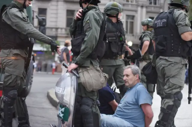 Con escándalo dentro y fuera del Congreso,
se canceló la sesión de la Reforma Previsional
