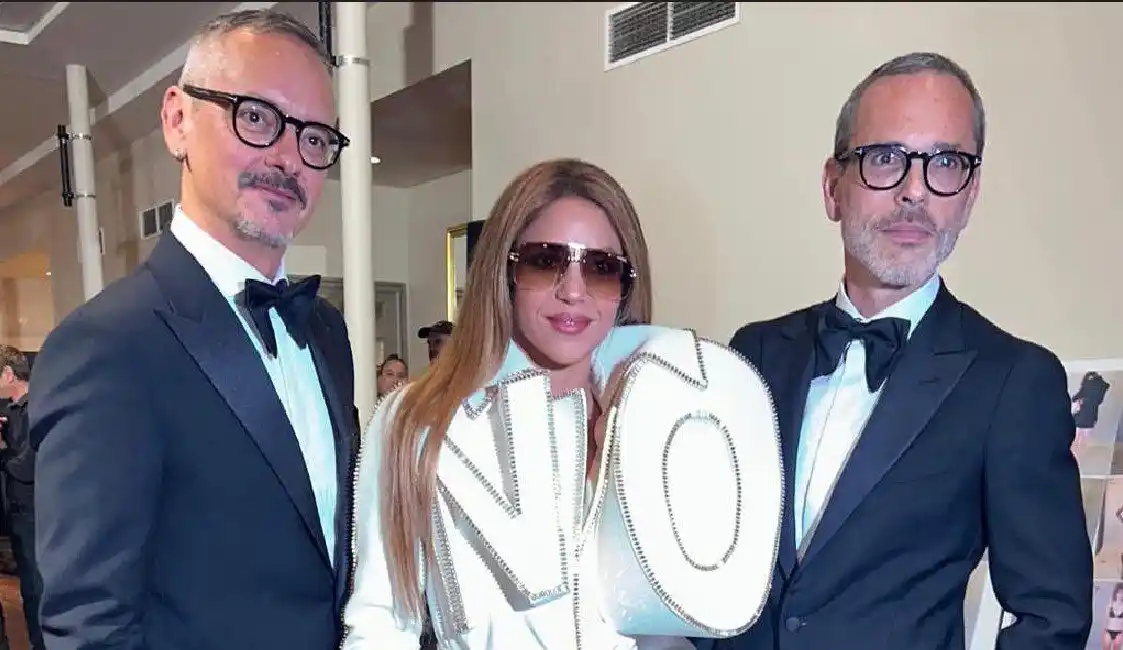 ¿Nueva indirecta para Piqué? Shakira levanta polvo por usar un peculiar trapito