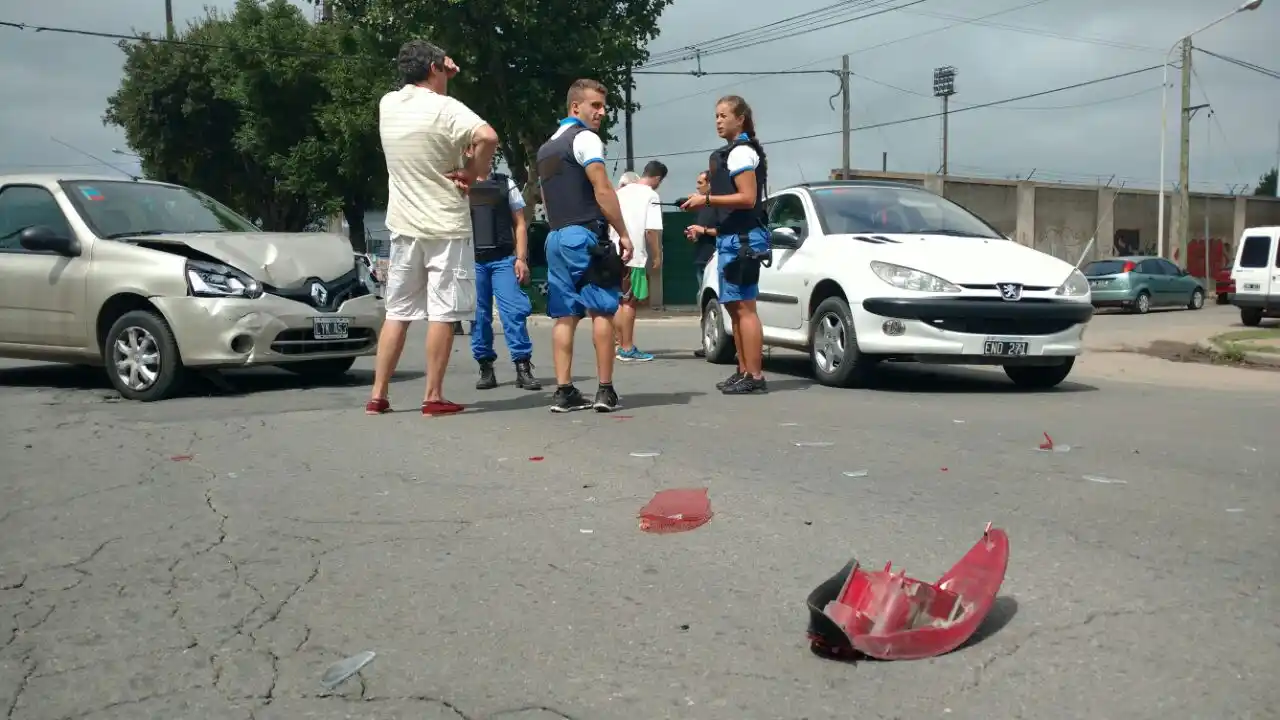 Fuerte colisión en Avenida Rivadavia y Belgrano entre dos autos