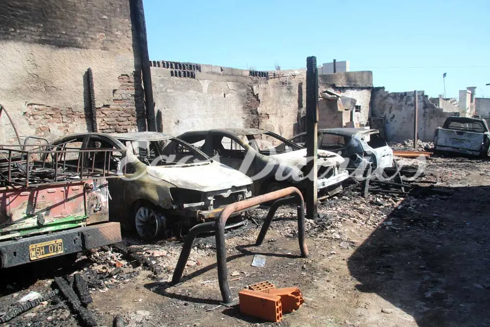 Incendio de una cochera con 7 vehículos