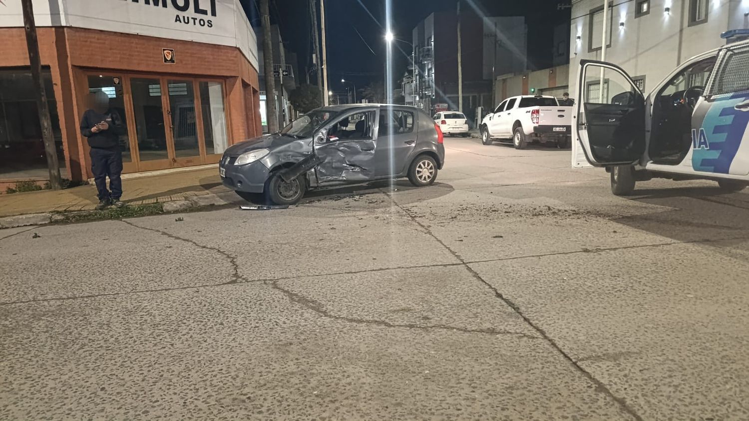 Una camioneta y auto protagonizaron un fuerte choque en Arana y Chacabuco