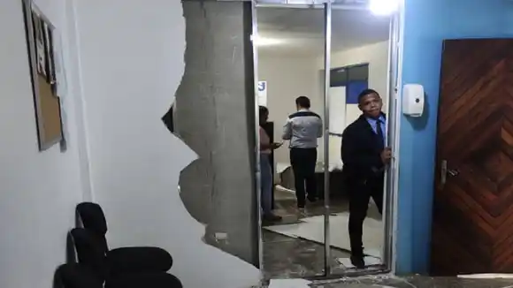 ¡DESTROZAN EL JUZGADO! Protestas en San Fernando de Apure por decisión de tribunal de menores