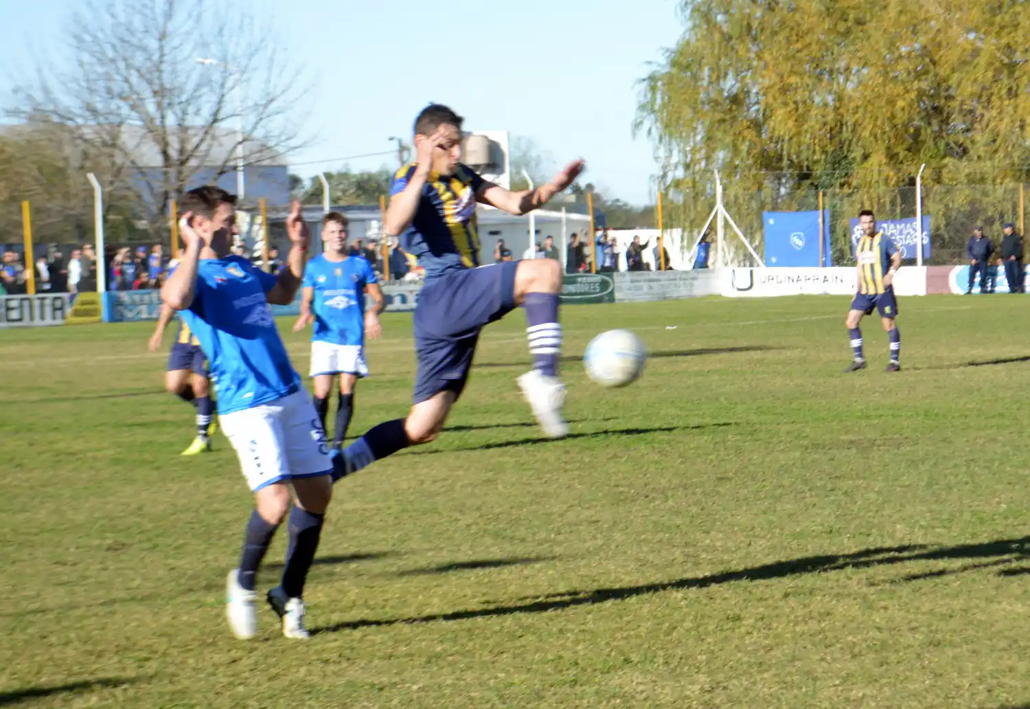 Juventud Urdinarrain lo dio vuelta, ganó el clásico y se disparó en la punta