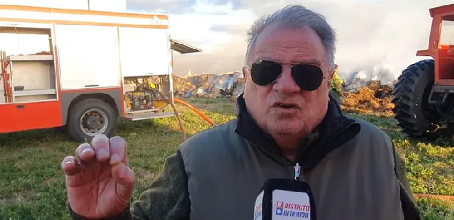 El drama de un productor de Villegas: Le incendiaron 120 rollos de pasto en su campo y dice que ya no sabe "qué hacer"