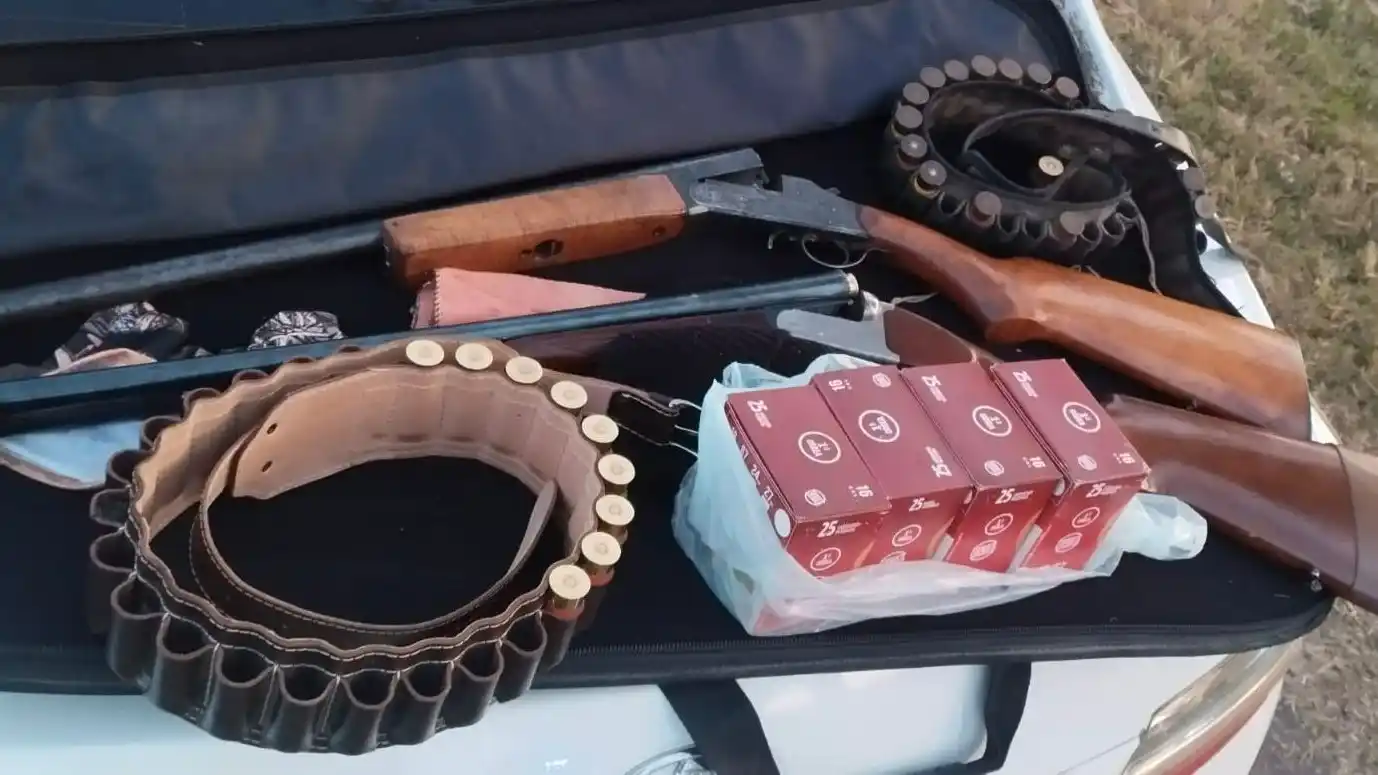 Detuvieron a dos hombres con escopetas - 2