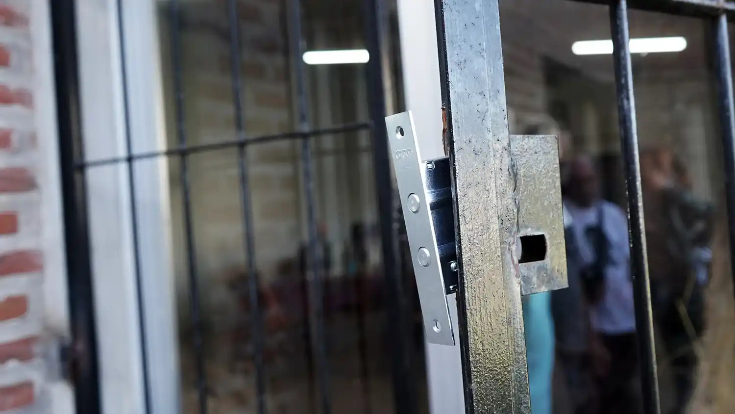 Violentaron. La cerradura de la puerta de rejas para acceder al salón parroquial