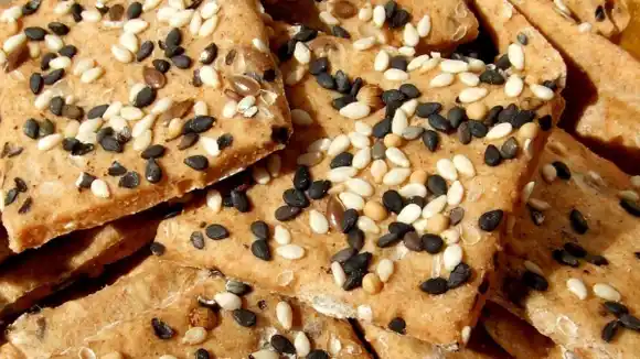 De ajonjolí, aceitunas y queso: tres tipos de galletas saladas para las fiestas ( Video)