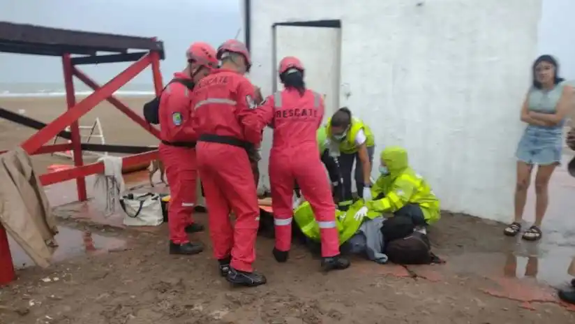 Insólito: se voló una sombrilla y terminó clavada en la pierna de un hombre