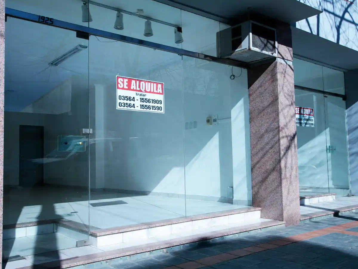 Cierra la mitad de los comercios que abren   