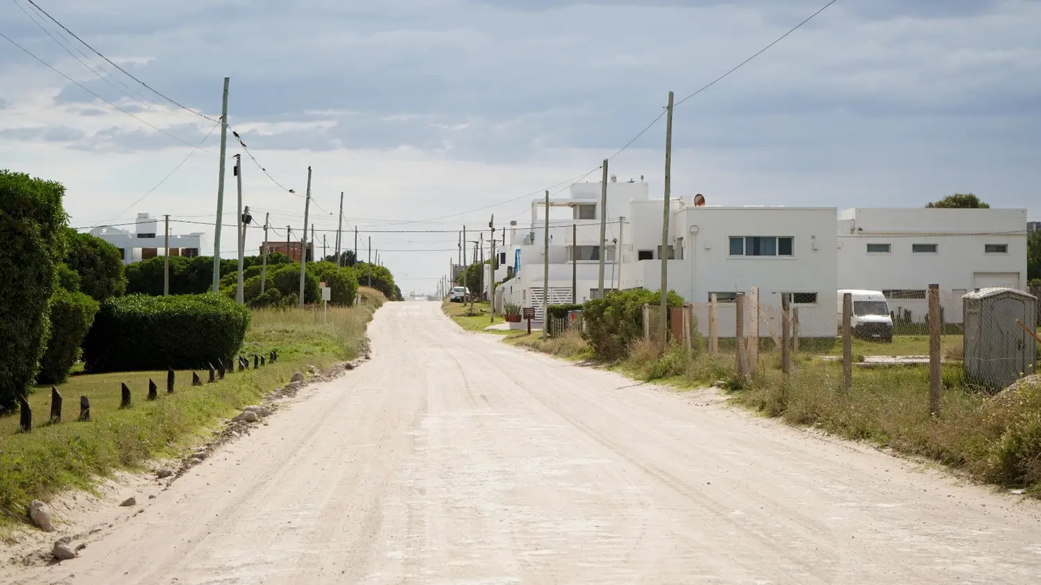 Residentes de Bahía de los Vientos advirtieron esta tarde de la presencia de sospechosos que trataron de robar neumáticos de vehículos en ese sector