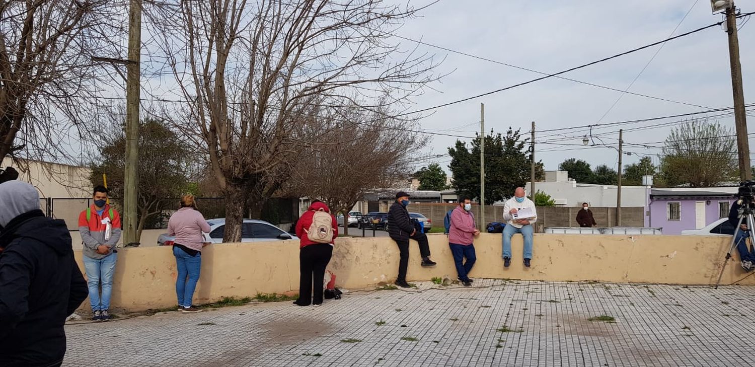 Elecciones Paso 2021: la gente de la escuela N° 4 ya comenzó a votar