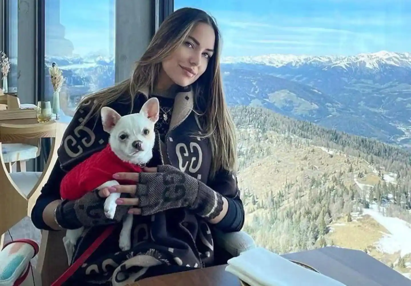 Además de su carrera como modelo, Genini era emprendedora y fundadora de una marca de trajes de baño.