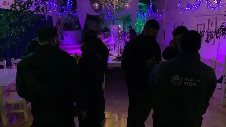 Organizaron una fiesta swinger y confundieron a una policía con una stripper