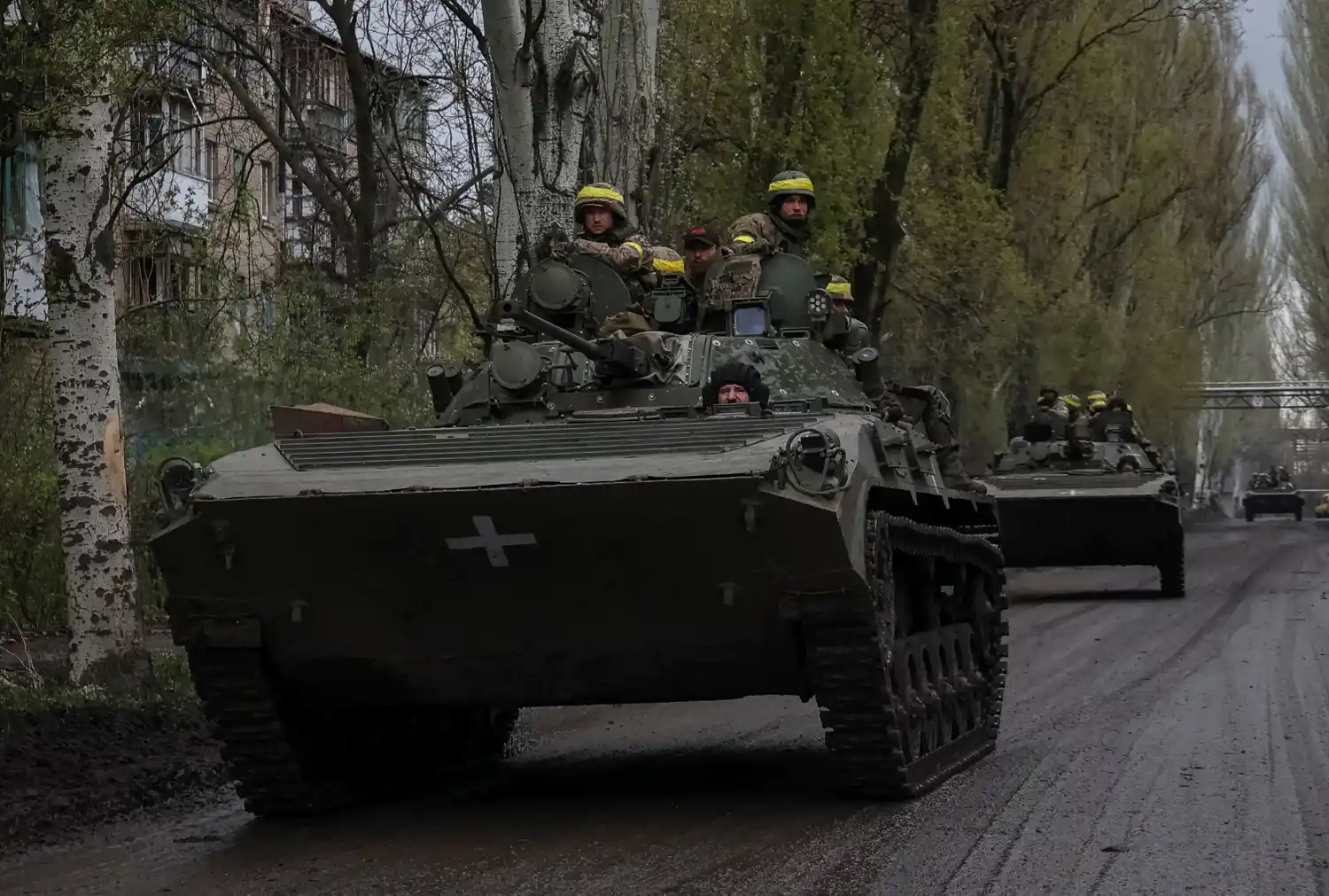 Militares ucranianos viajan sobre vehículos de combate de infantería BMP-2, en la región de Donetsk, Ucrania.