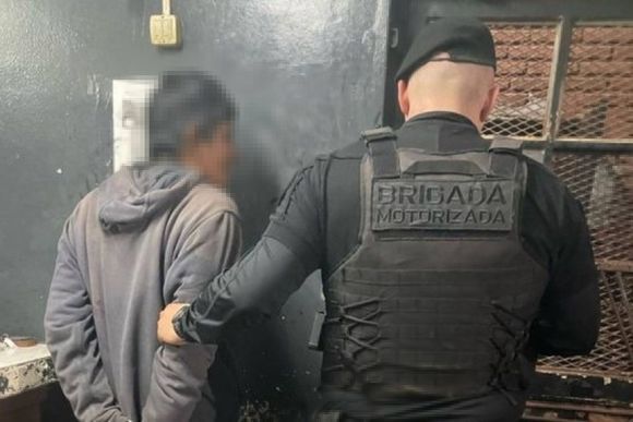 Golpeó a un joven para intentar robarle una cerveza en plena peatonal Córdoba y fue reducido por transeúntes