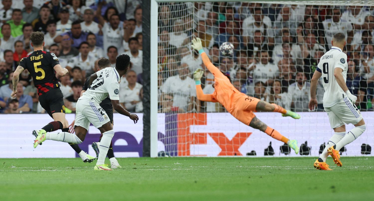 Ederson no llega al derechazo goleador de Vinicius Jr.