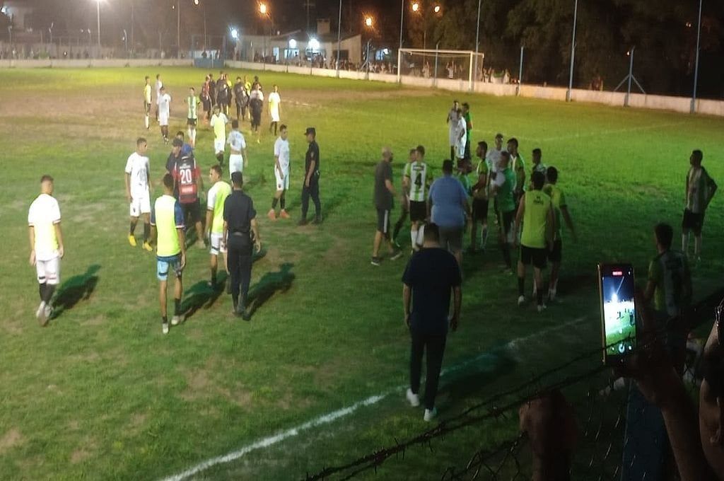 La gresca por momentos se tornó incontrolable. El árbitro de Gualeguay, Walter Silguero cuando estuvo en la comisaría habría visto algunos jugadores de Banfield con sangre en el rostro haciendo una denuncia contra sus pares de Palermo.