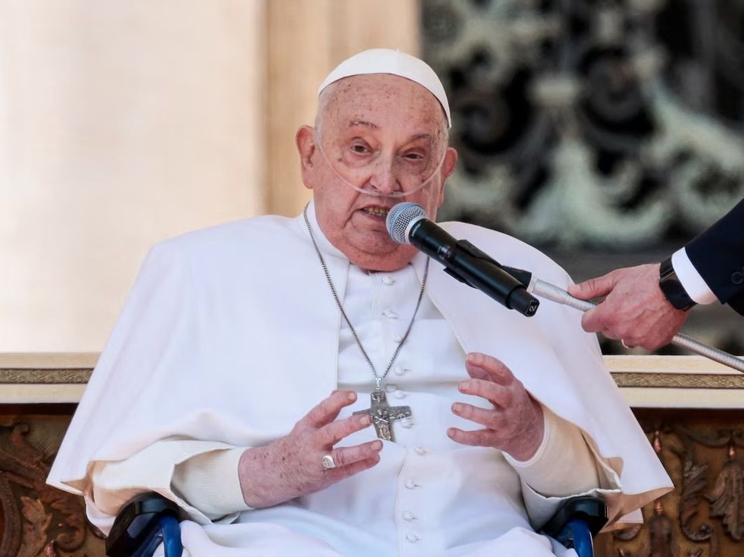 El papa Francisco reapareció ante los fieles en la plaza de San Pedro durante su convalecencia