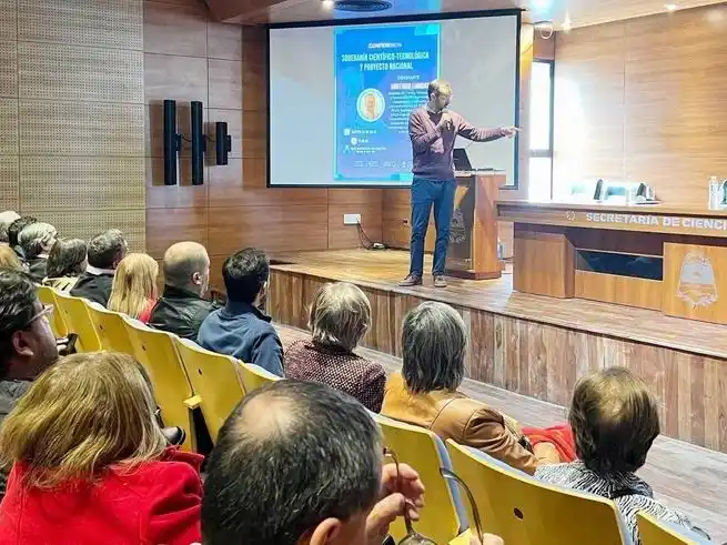El magíster Santiago Liaudat brindó la conferencia 
Soberanía científico-tecnológica y proyecto nacional
