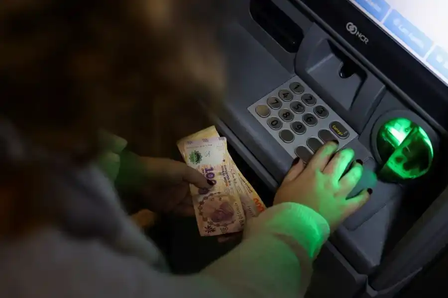 ¿Cuándo cobran los empleados públicos y jubilados de la provincia? Se conoció el cronograma de pago