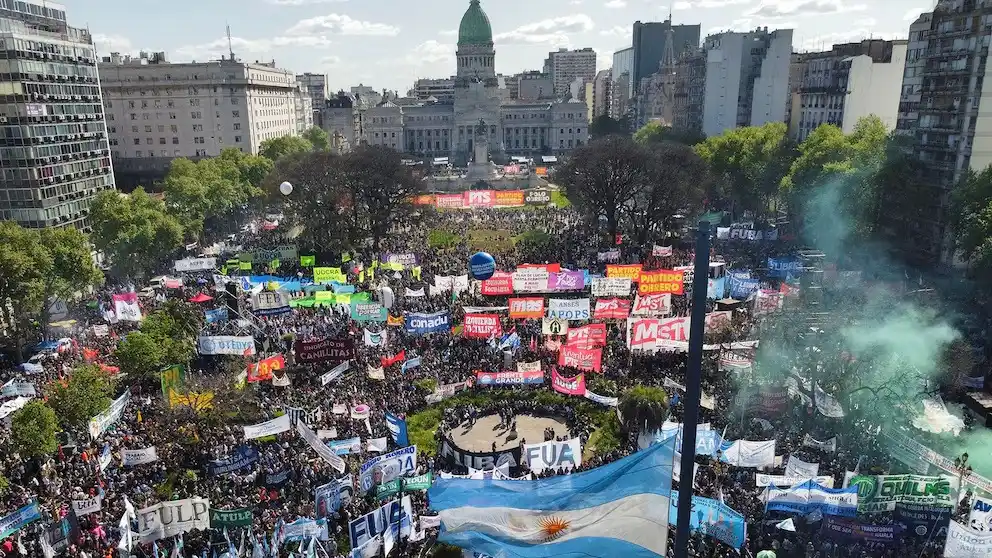 Marcha universitaria: una multitud reclamó frente al Congreso contra el veto de Milei al presupuesto