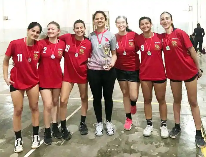 Las chicas del equipo Sub 16 de Escuela Crear campeonas del Intercolegial 