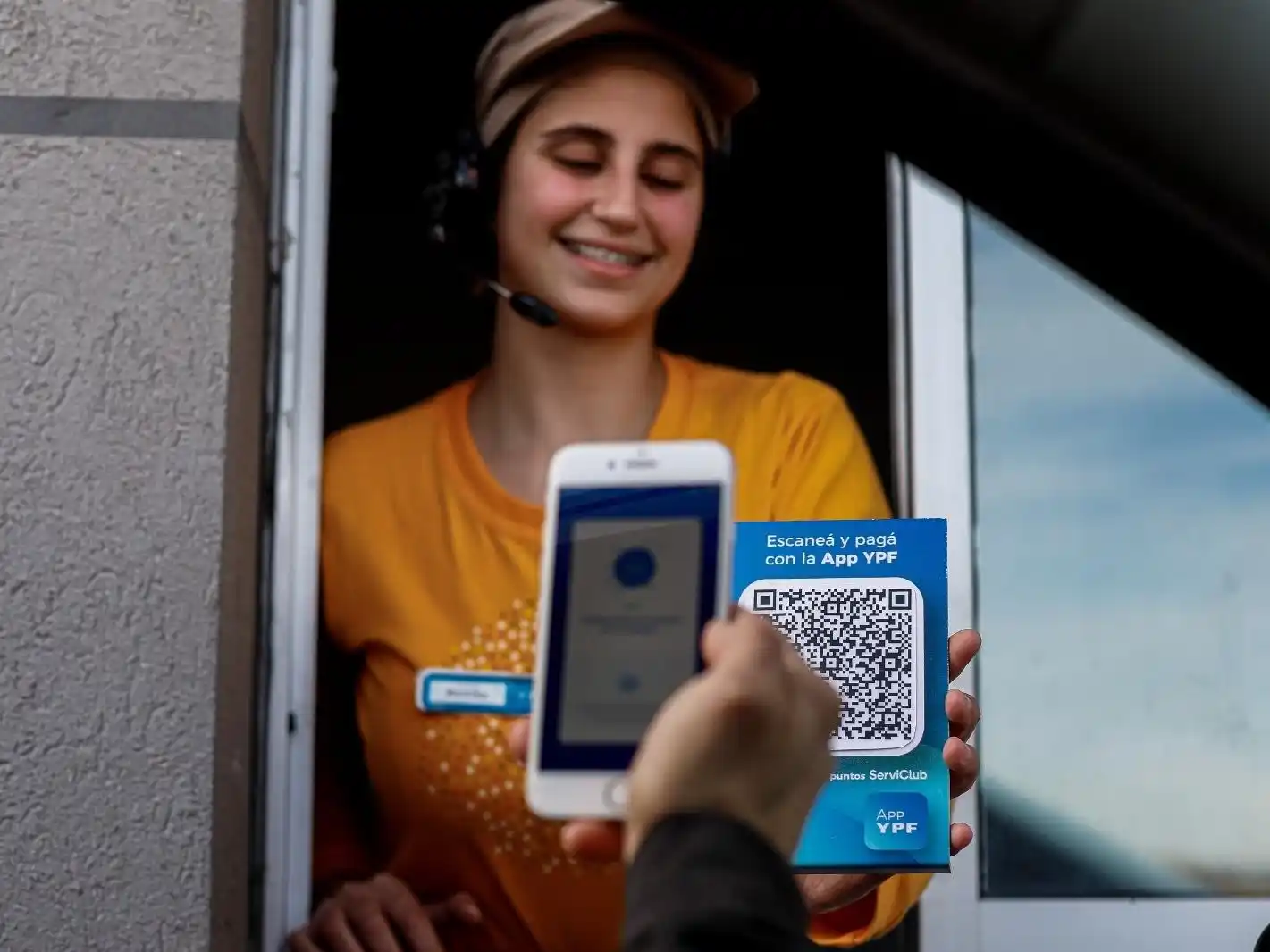 YPF habilitó el pago con dólares en su aplicación: cómo funciona la nueva opción