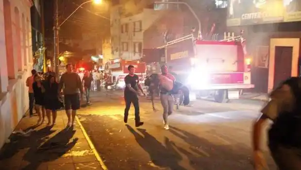 Casi de 250 muertos en un incendio de una discoteca brasilera
