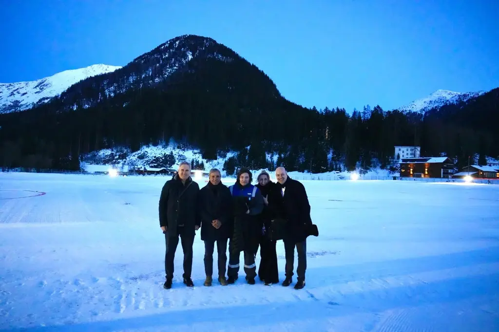 El presidente Javier Milei junto a su comitiva en Davos. (Foto: Presidencia/NA)