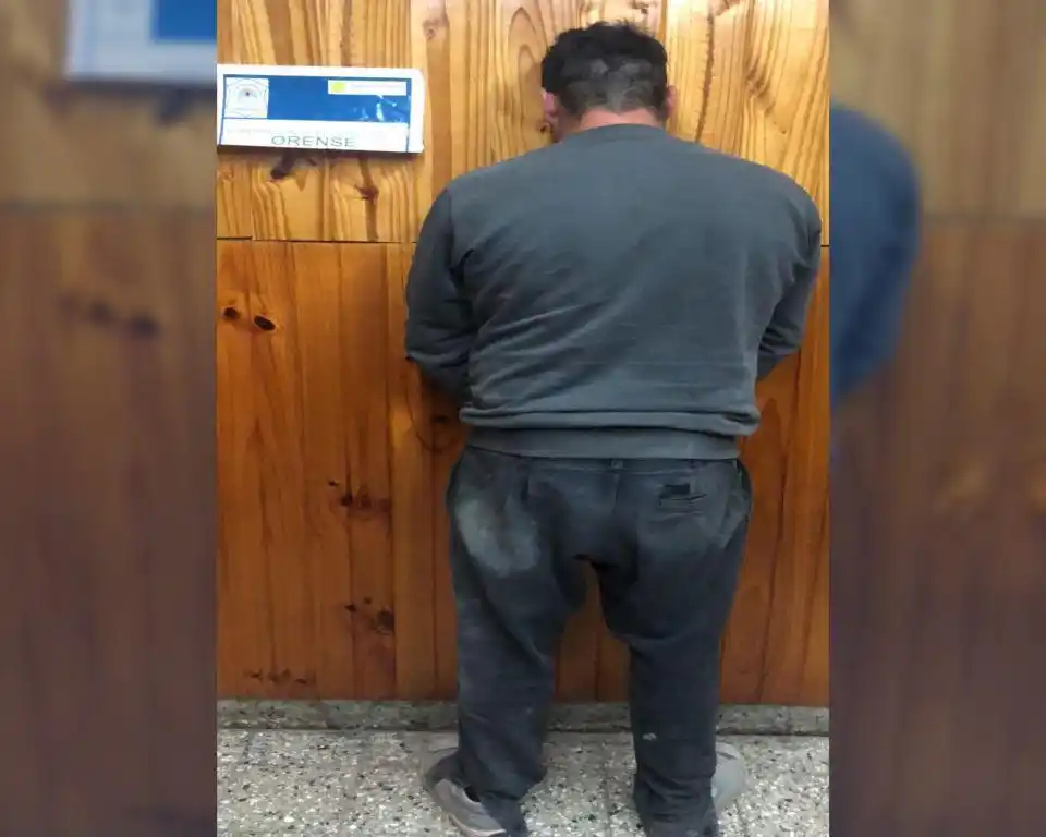 Orense: La policía lo sorprendió golpeando a un hombre con un objeto contundente