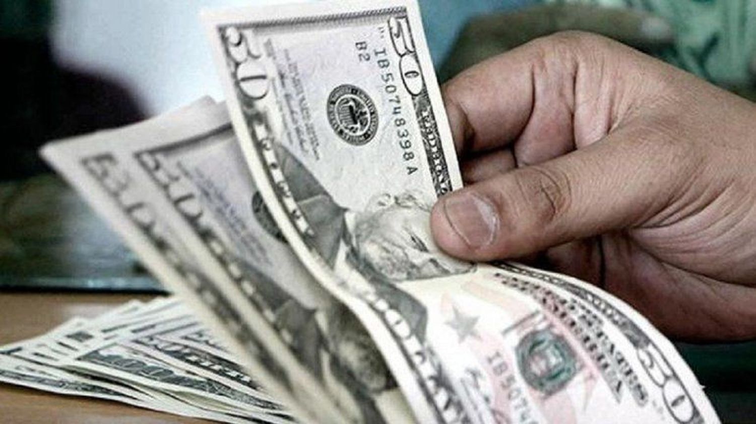 El dólar blue bajó y quebró la barrera de los $140