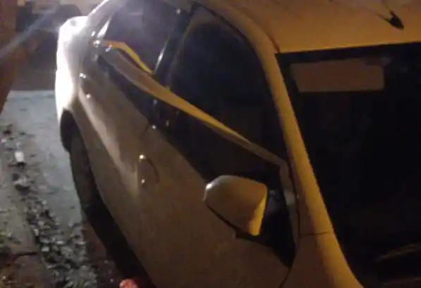 Un hombre destrozó un auto intentando robar elementos de su interior