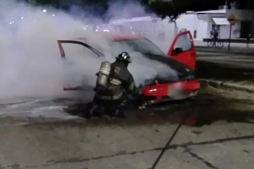 Dos autos se prendieron fuego en distintos puntos de Rosario.