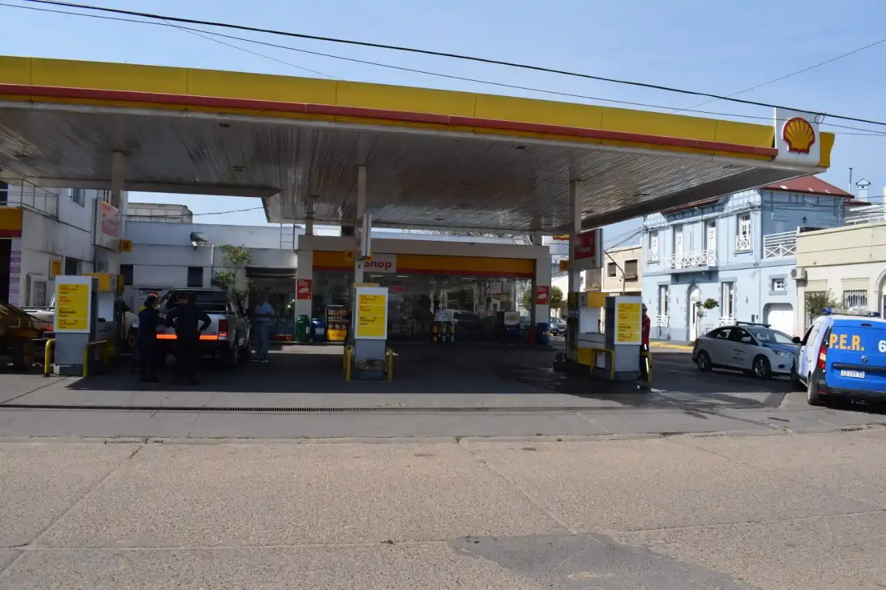 Una pareja uruguaya fue aprehendida tras abonar nafta con dinero trucho