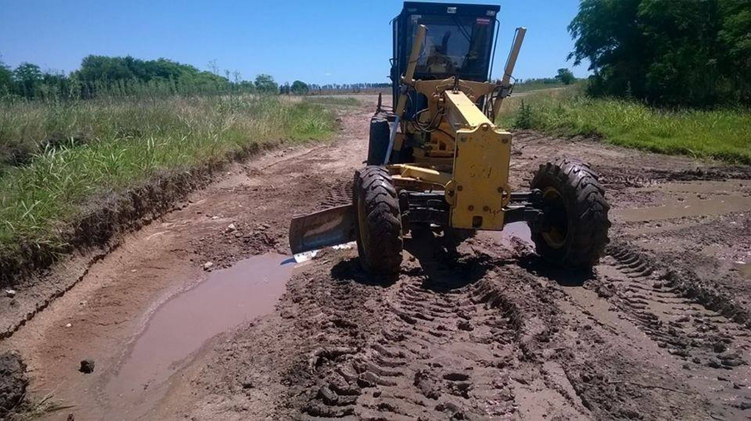 Los caminos de tierra se encuentran intransitables y se pide precaución en rutas