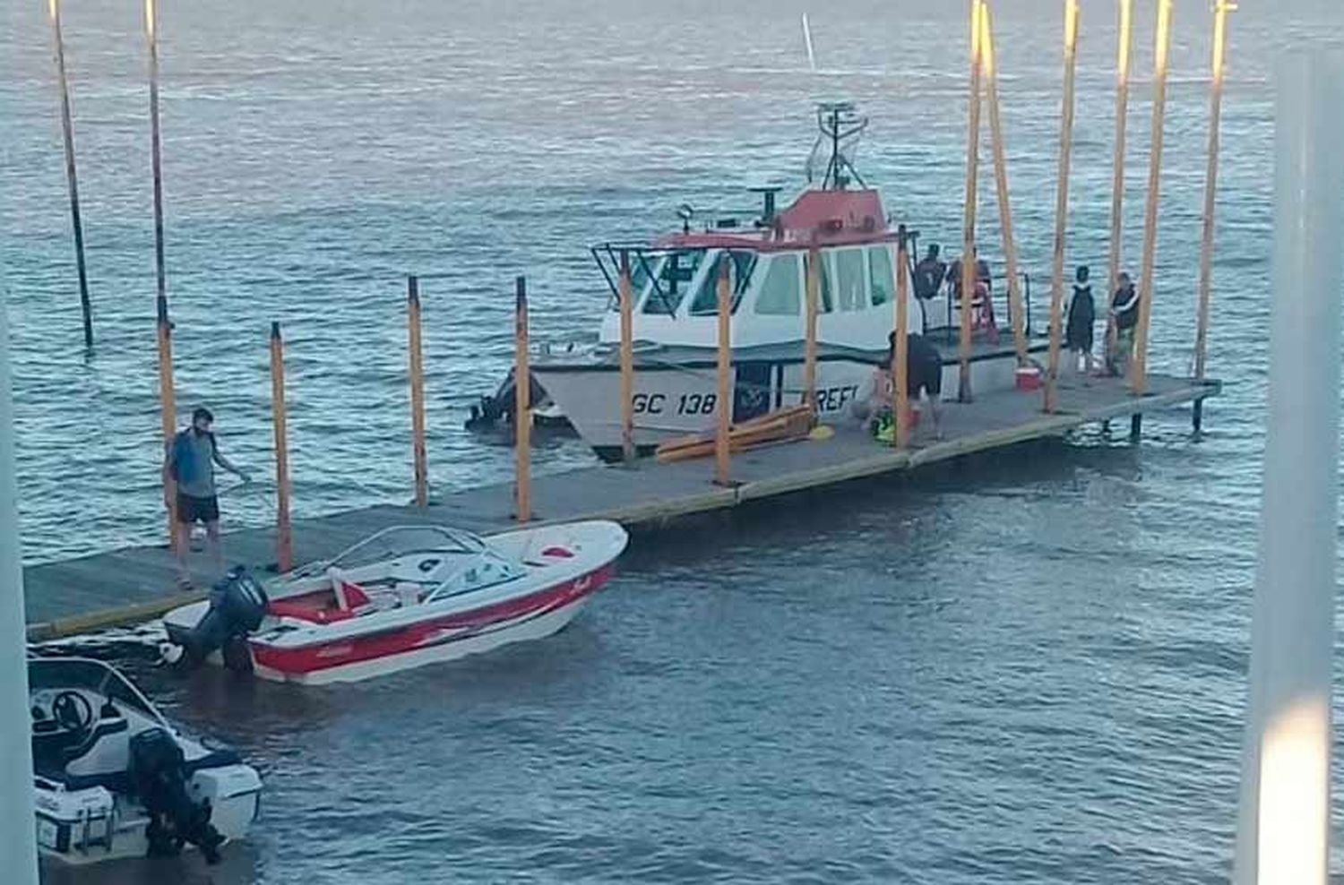 Una lancha partió al medio a un kayak, el conductor escapó pero fue detenido por Prefectura