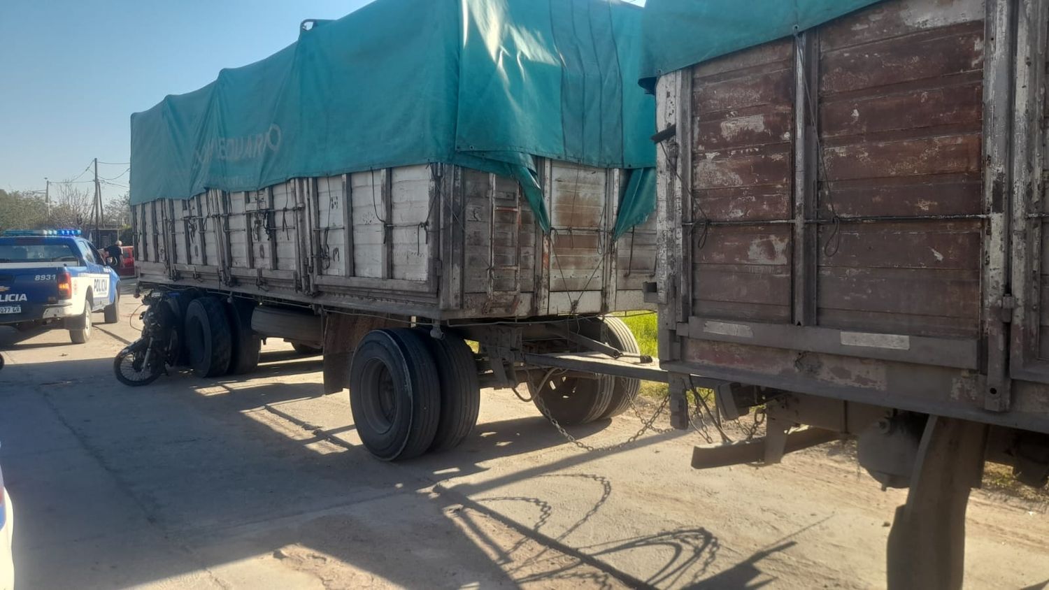 Un motociclista se chocó un acoplado de camión estacionado en el camino interprovincial.