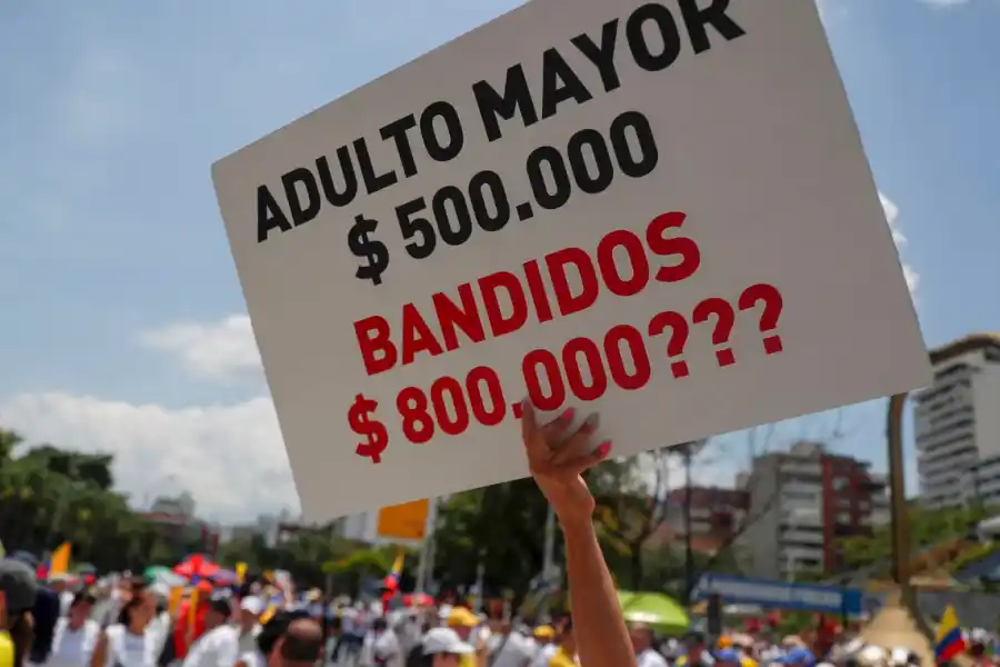 Un manifestante con un cartel cuestionando los montos de las pensiones para adultos mayores</p><p>ElPais. es