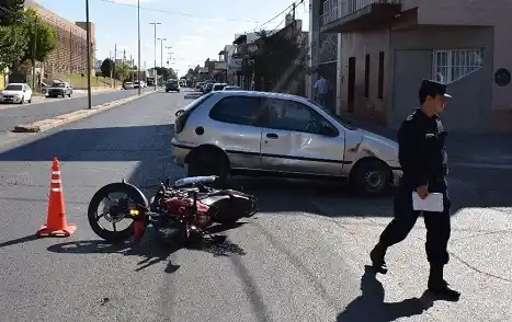 Nuevo choque en Urquiza y Roffo: motociclista debió ser atendido en el Hospital 