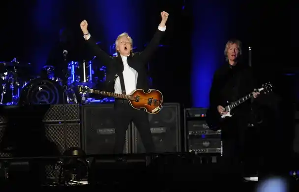 Radicales afirman que se usó un vehículo oficial para ir a ver a Paul McCartney